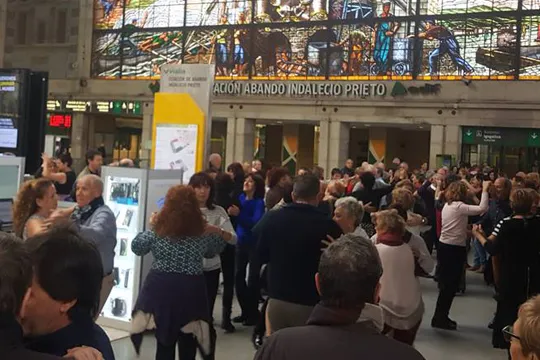 Apertura 28º ciclo anual de los Bailes de Salón en la Estación de Abando-Bilbao