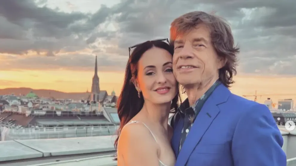 La novia de Mick Jagger, 44 años menor que él, confirma su compromiso con el cantante