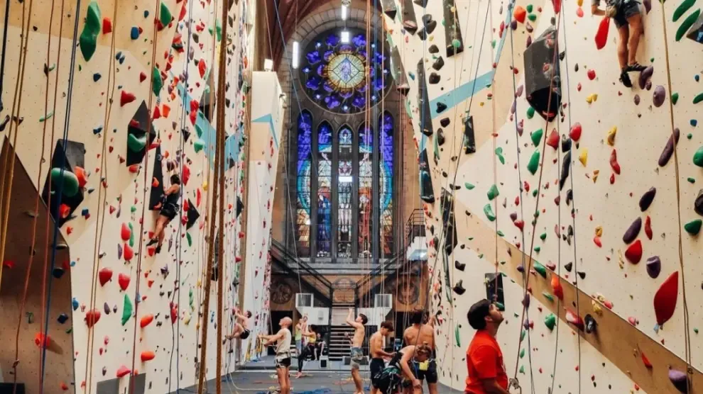 
         Escalar las paredes de una iglesia es posible en este templo que se convirtió en rocódromo 
    