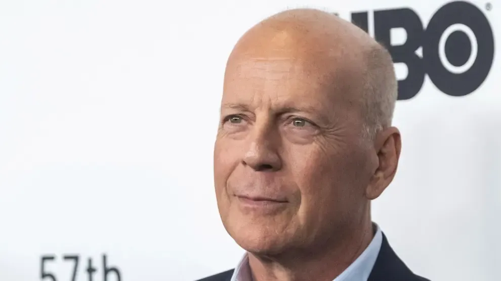 La mujer de Bruce Willis revela la verdad de sus últimos rodajes: frases por pinganillo y rodajes cortos