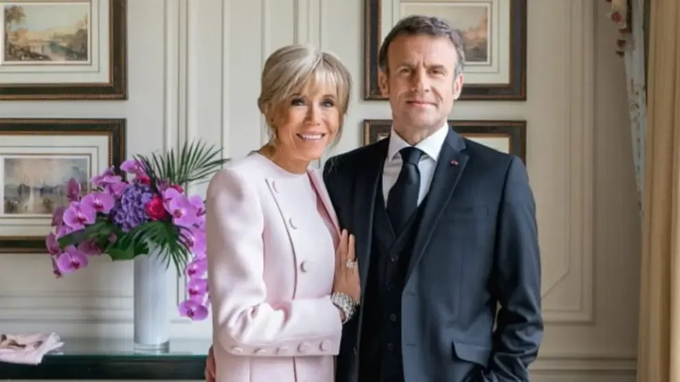 La historia de amor de Emmanuel y Brigitte Macron: de darle clase ella a la sonada bofetada
