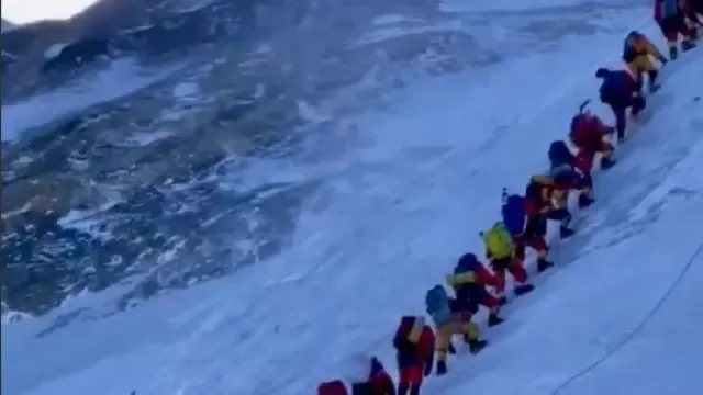 Tragedia en el Everest: dos desaparecidos tras el colapso de una cornisa de hielo encima de un grupo