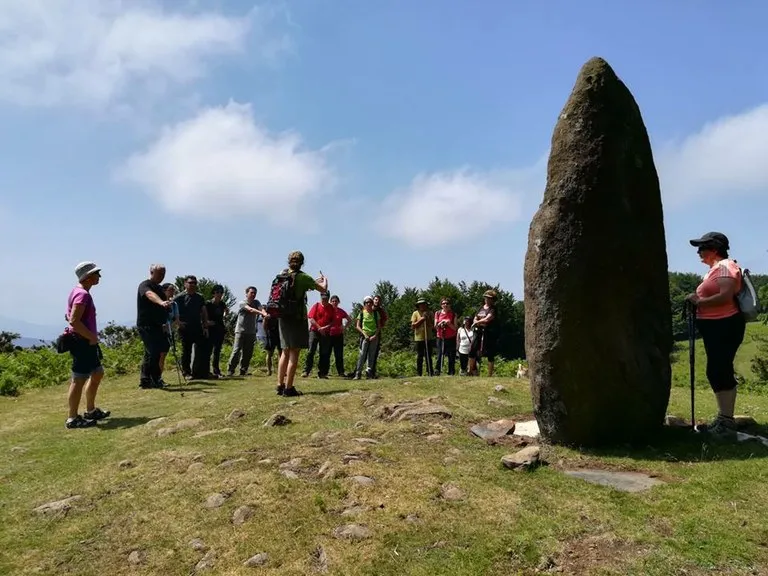 DOLMENEN IBILBIDEAN BISITA GIDATUA