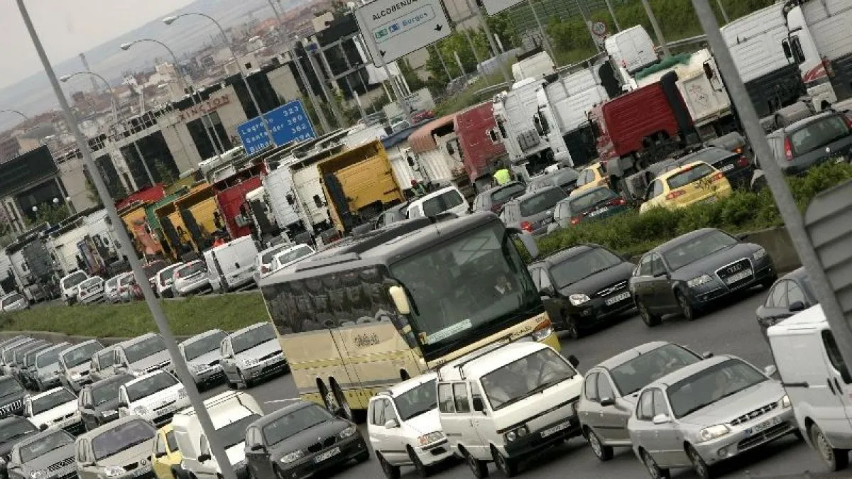 Atascos en las carreteras de Madrid por los controles que intentan evitar salidas por el puente de San Isidro
