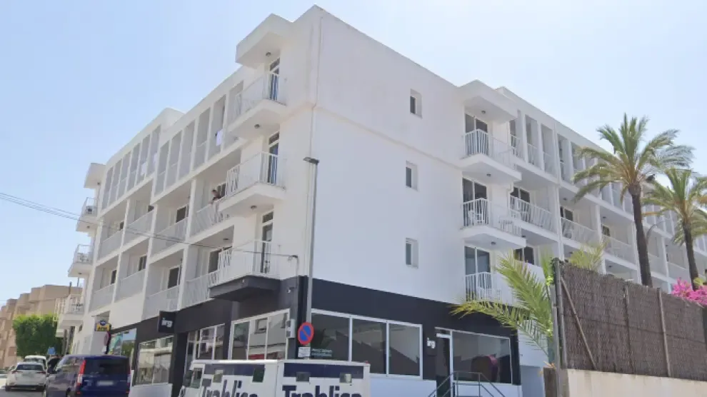 Muere un joven de 20 años tras precipitarse del tercer piso de un hotel en Ibiza