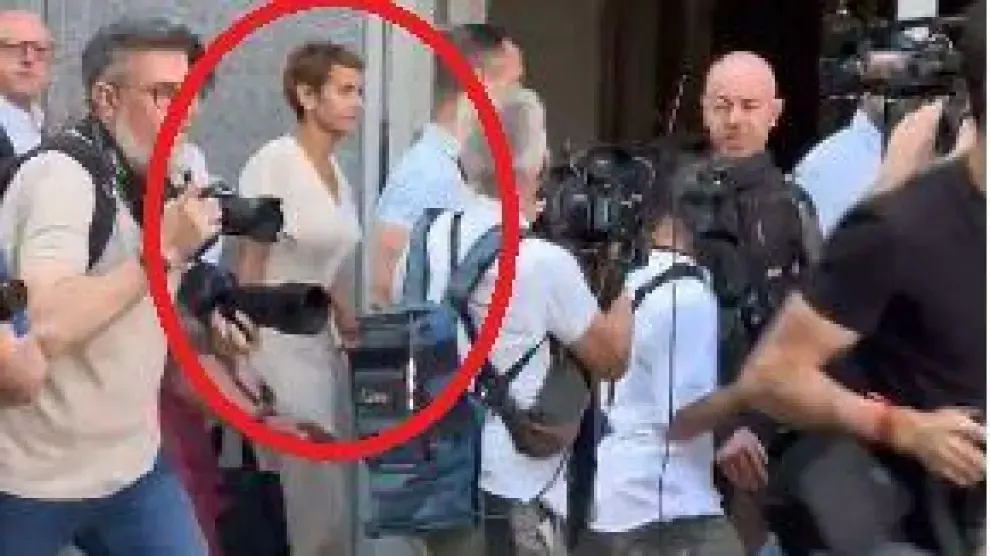 "¡Feministas, pero permitís puteros!": gritos a Chivite antes de que la presidenta navarra explicase el cese de su número 2