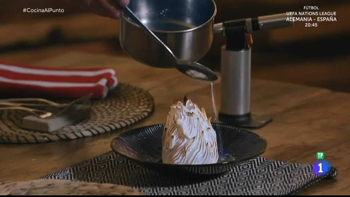 El chef Javier Peña y Tamara Falcó preparan un flambeado en directo en 'Cocina al punto'