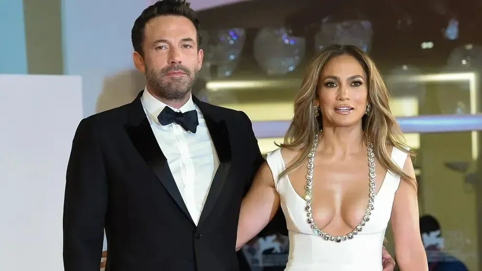 
         Jennifer López y Ben Affleck están oficialmente divorciados 
    