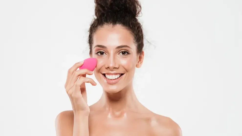 El consejo de una dermatóloga para limpiar tu esponja de maquillaje: es un foco de gérmenes