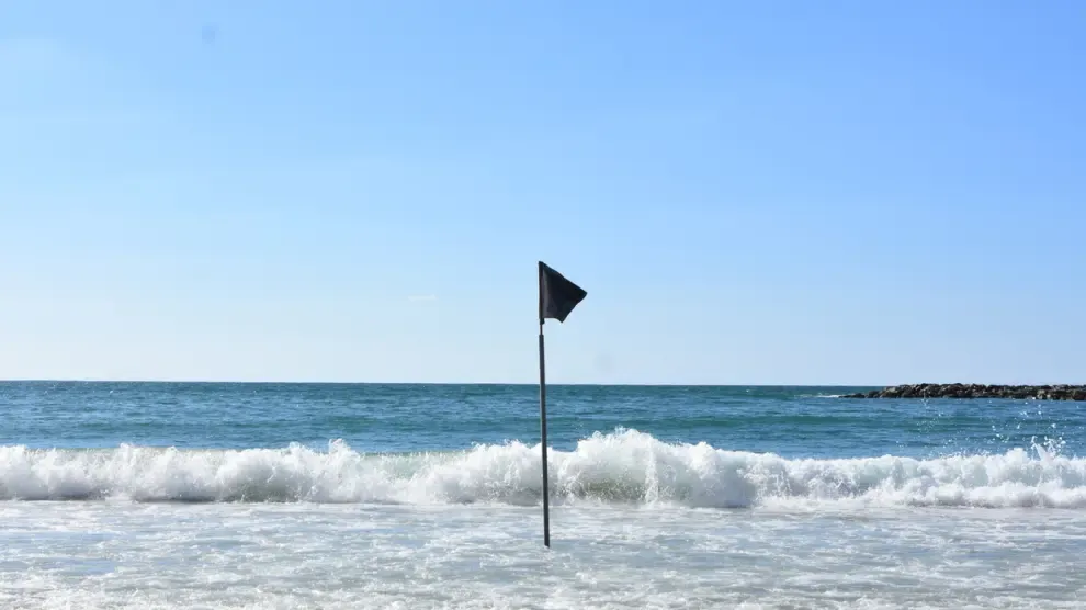 Cinco playas de España con 'bandera negra' que deberías evitar este verano: vertidos fecales y residuos químicos