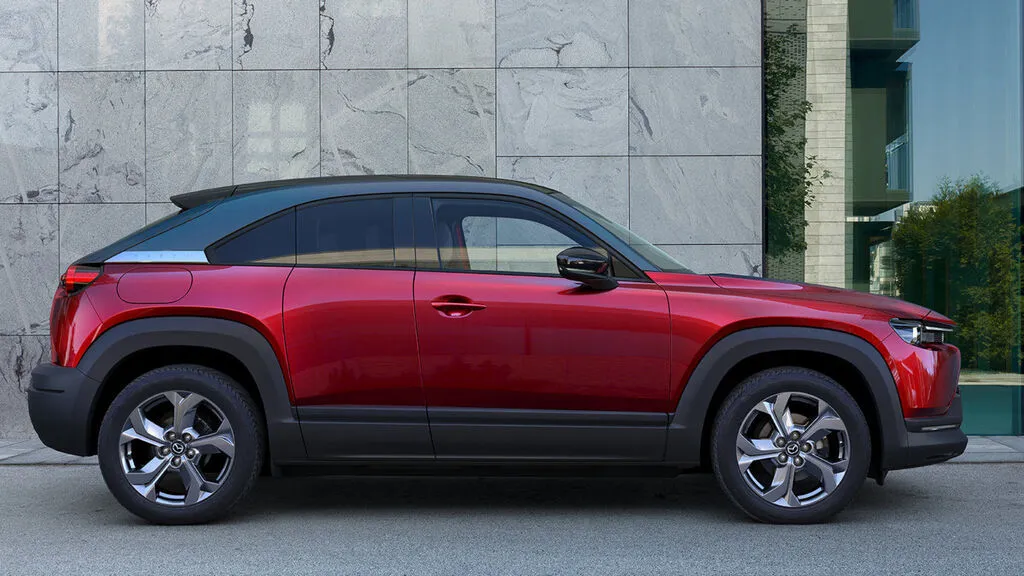 El primer eléctrico de Mazda llega a España: un SUV compacto y práctico de 35.000 €