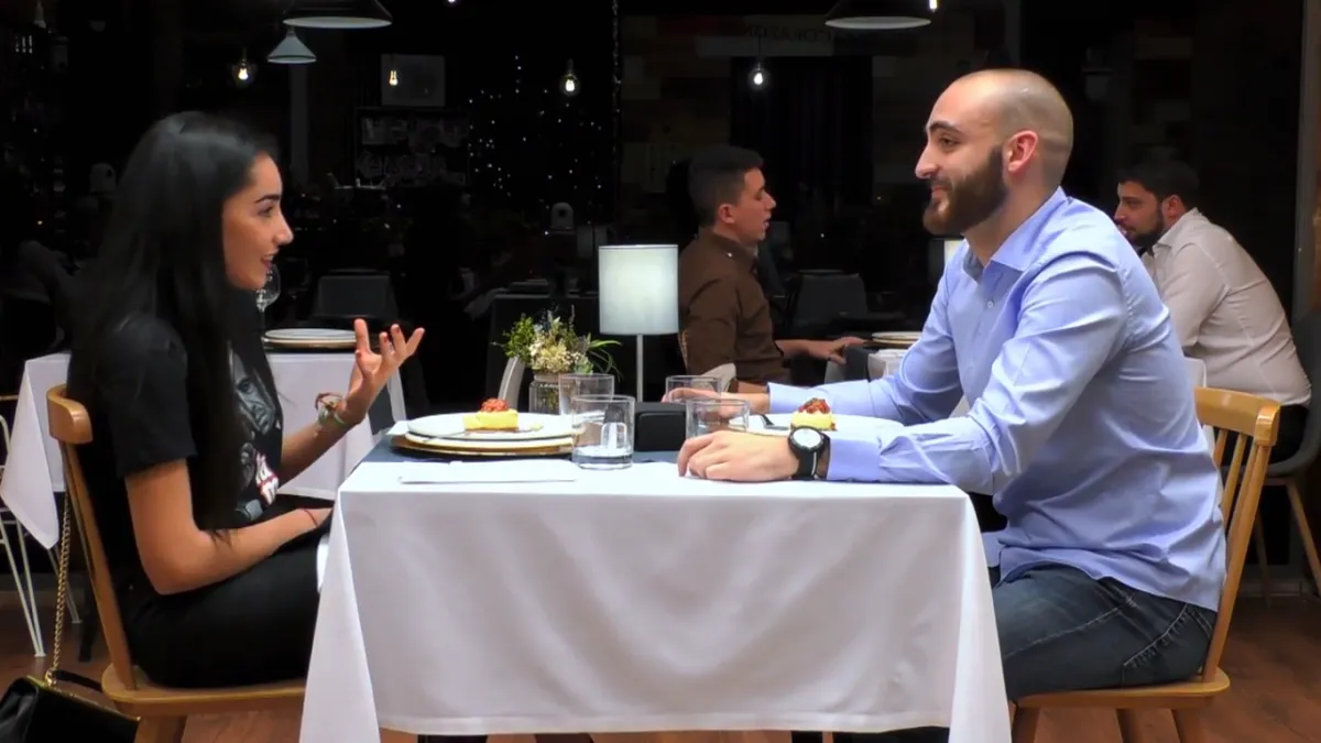 Dos comensales de 'First dates' se toman a risa el poco acierto del programa al emparejarles