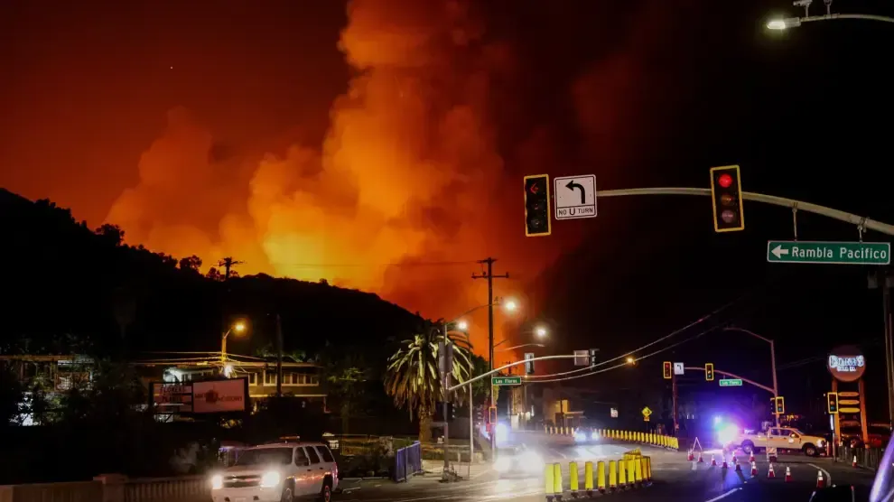 
         Al menos dos muertos en uno de los incendios que asolan Los Ángeles 
    