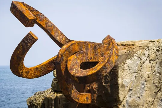 Homenaje a Chillida: recorrido escultórico-musical en Donostia