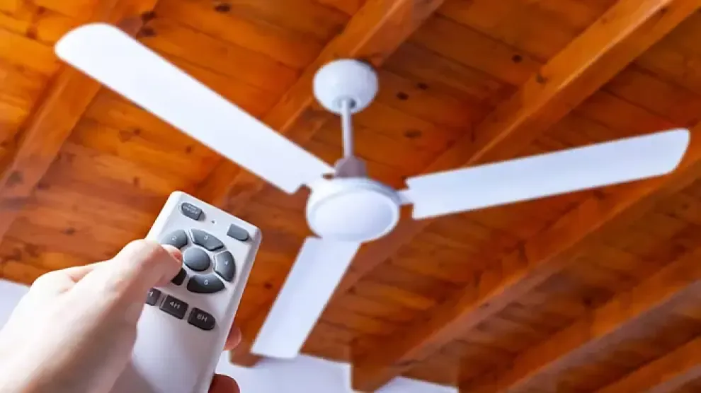 Truco para no pasar calor en verano: este es el lado correcto hacia el que debe girar tu ventilador de techo