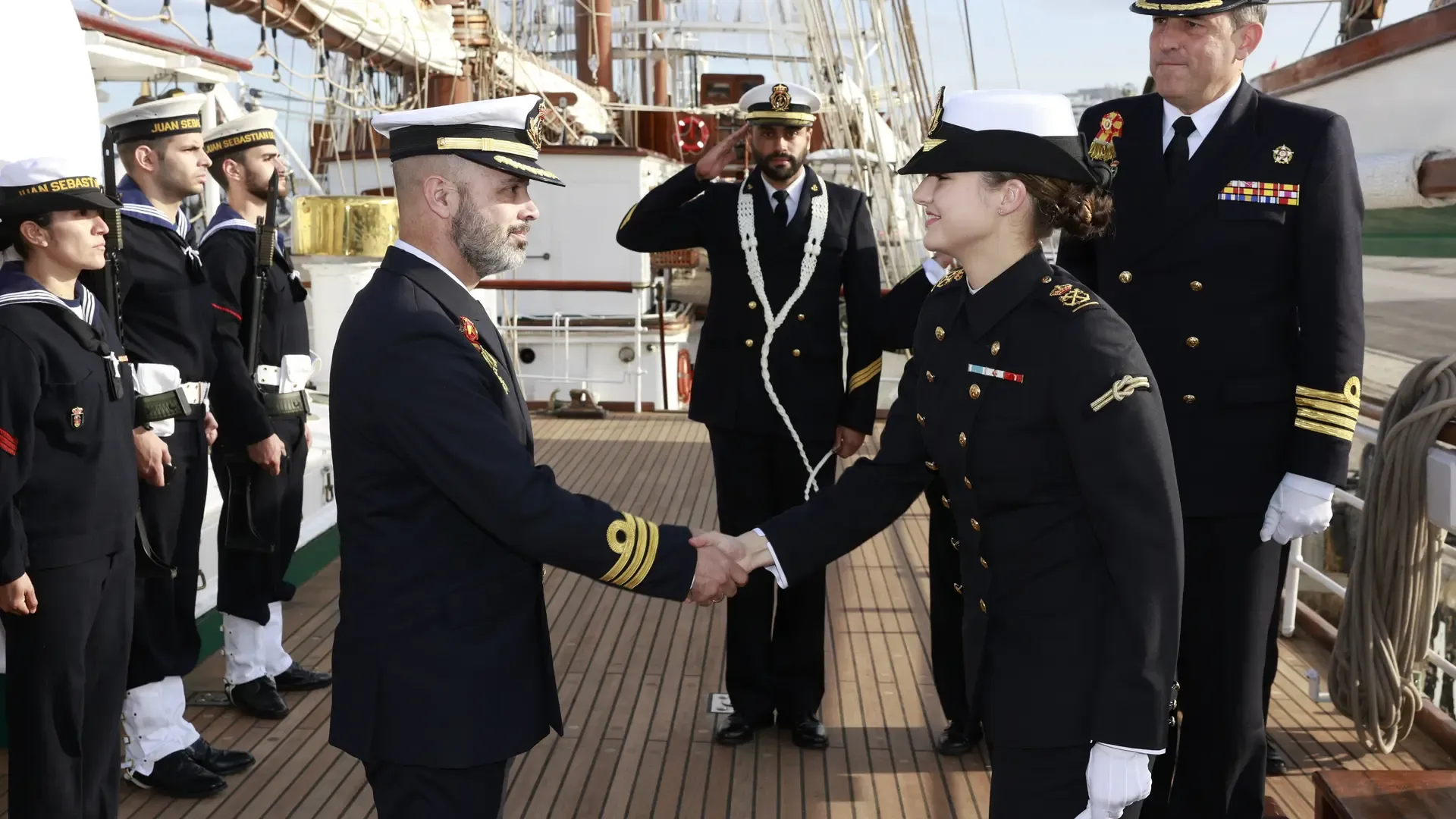 
         La llegada de la princesa al Juan Sebastián Elcano en el que dará la vuelta al mundo 
    