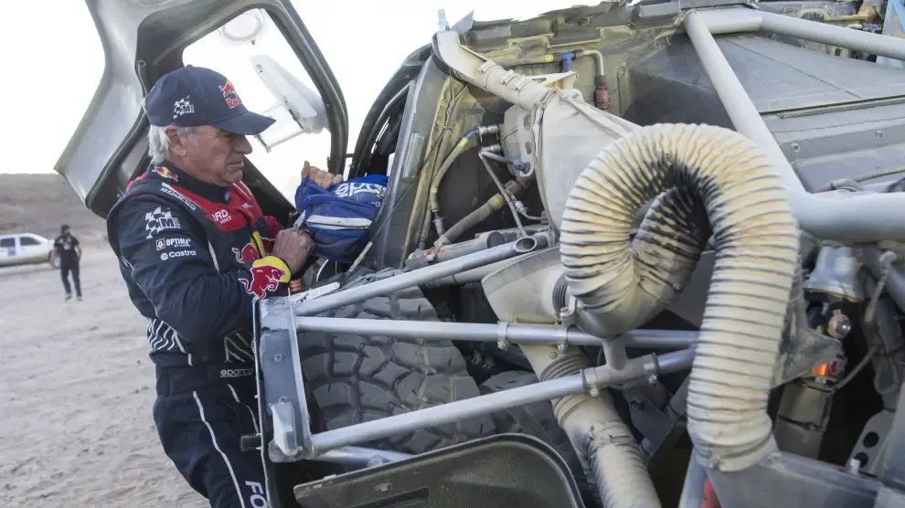 
         El coche de Carlos Sainz, destrozado: así ha llegado a meta el Ford Raptor tras la crono de 48 horas 
    