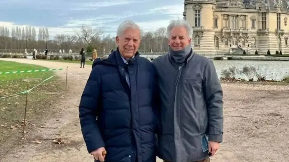 Álvaro, hijo de Vargas Llosa, abandonado por su novia: "Mientras morías, ella regresaba a su país"