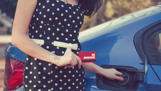 10 trucos infalibles para ahorrar combustible (y mucho dinero) al conducir