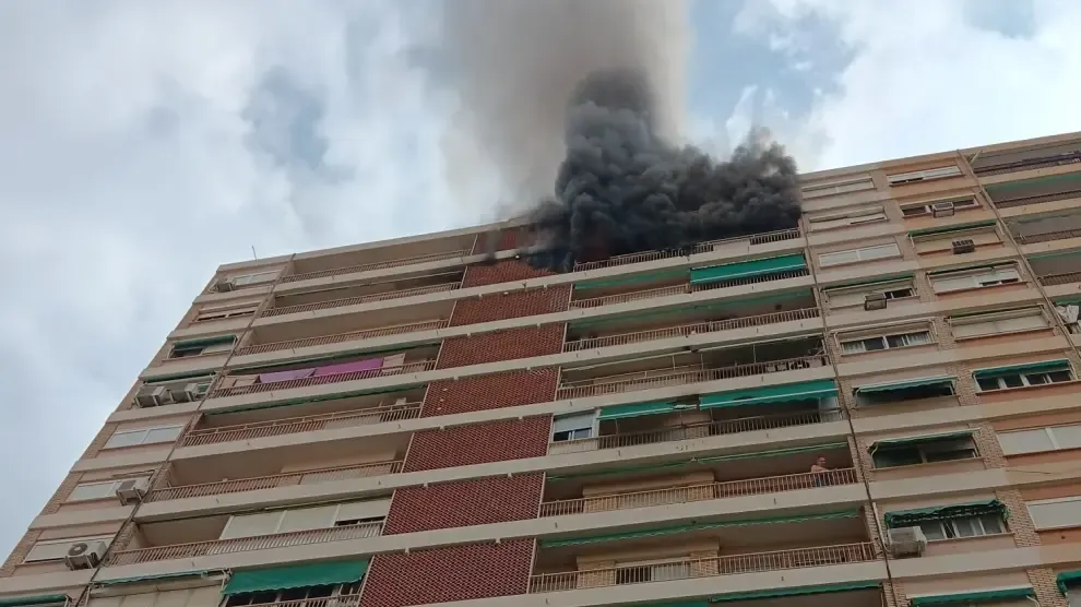 Un incendio en un edificio en el barrio de Campanar en Valencia obliga a desalojar a 40 vecinos