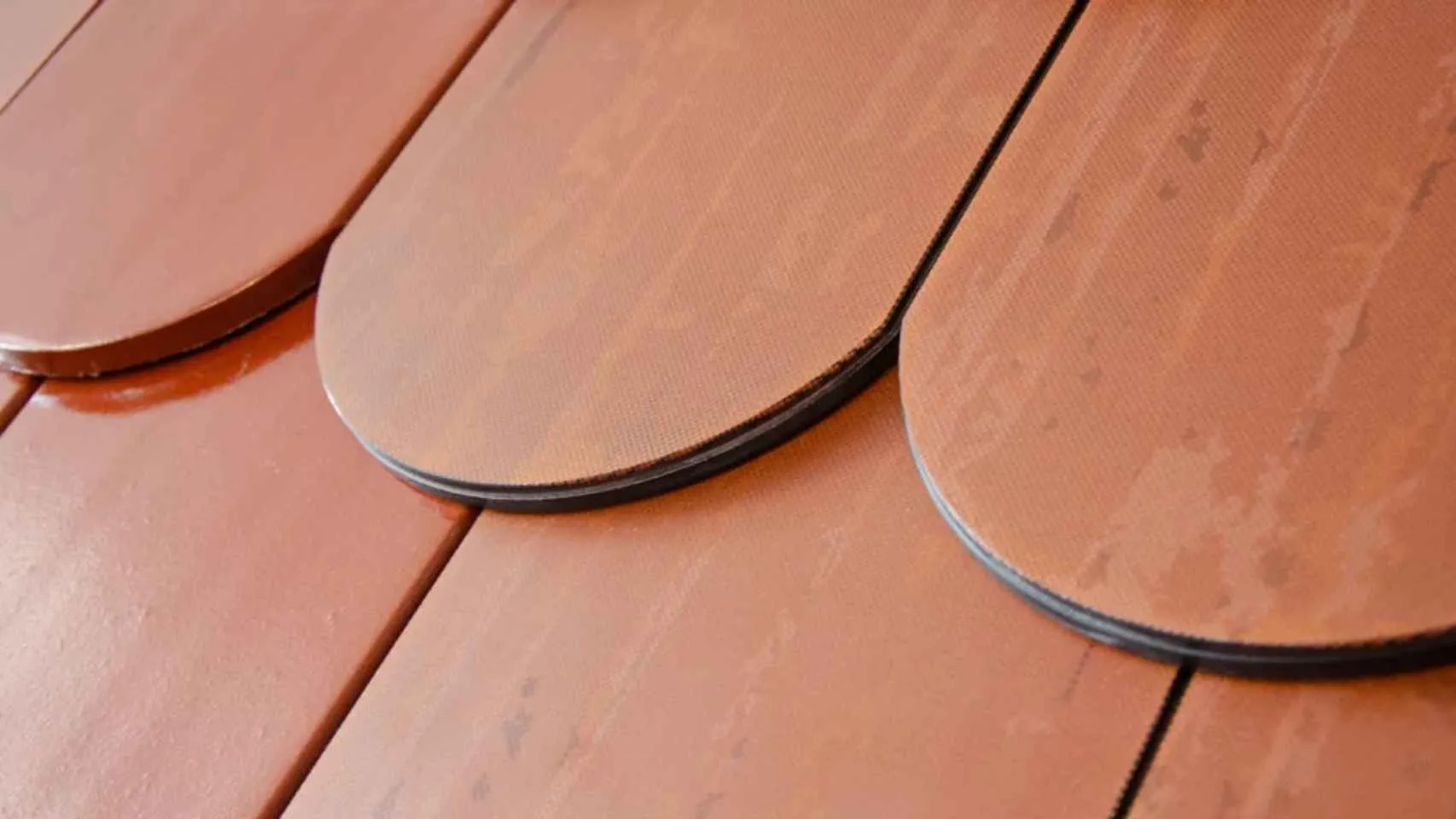 Las ingeniosas tejas que jubilarán a las placas solares: fáciles de instalar y se limpian solas