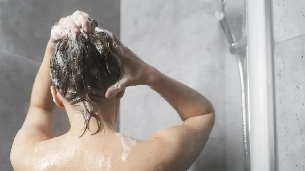 Estas son las partes del cuerpo que debes asegurar de limpiar bien en la ducha, según una dermatóloga