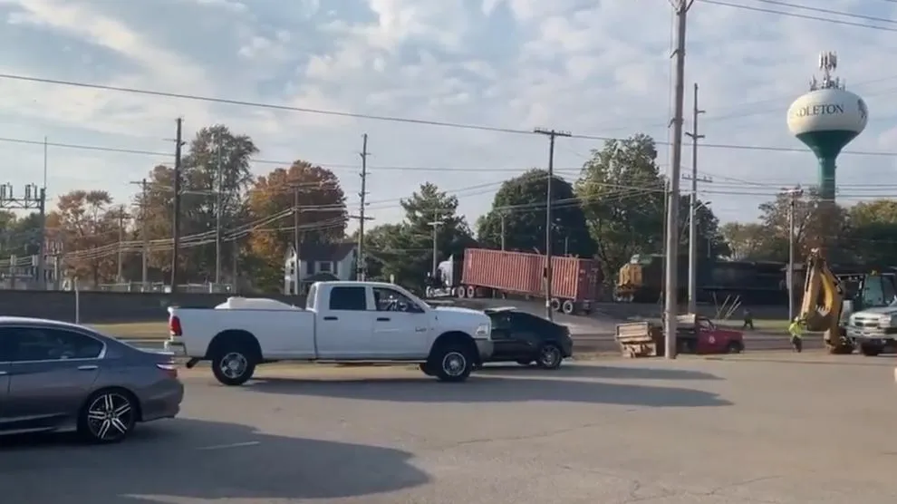 Graban el brutal choque de un tren con un camión remolque atrapado en las vías