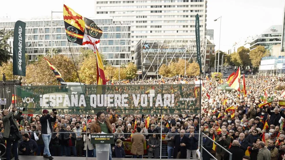 Vox llama a la reacción social contra Sánchez ante miles de personas en Madrid y Abascal llama a Montero "ministra enloquecida"