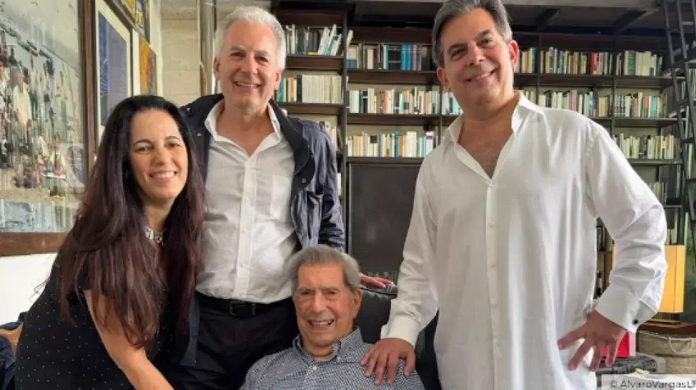 Las últimas fotos de Vargas Llosa: con sus hijos, su mujer y su nieto en su casa peruana frente al mar