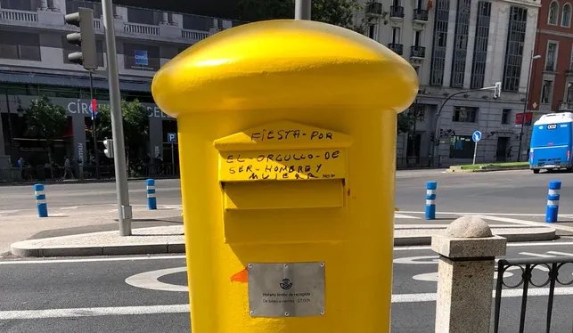 Arrancan la bandera LGTBI de un buzón de Correos y lo vandalizan con una pintada