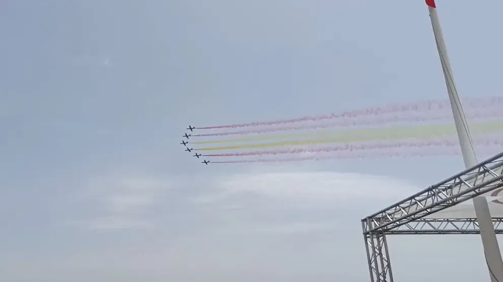 
         El espectacular vuelo final de la Patrulla Águila: así ha sido el momento en el que ha dibujado su última bandera de España 
    