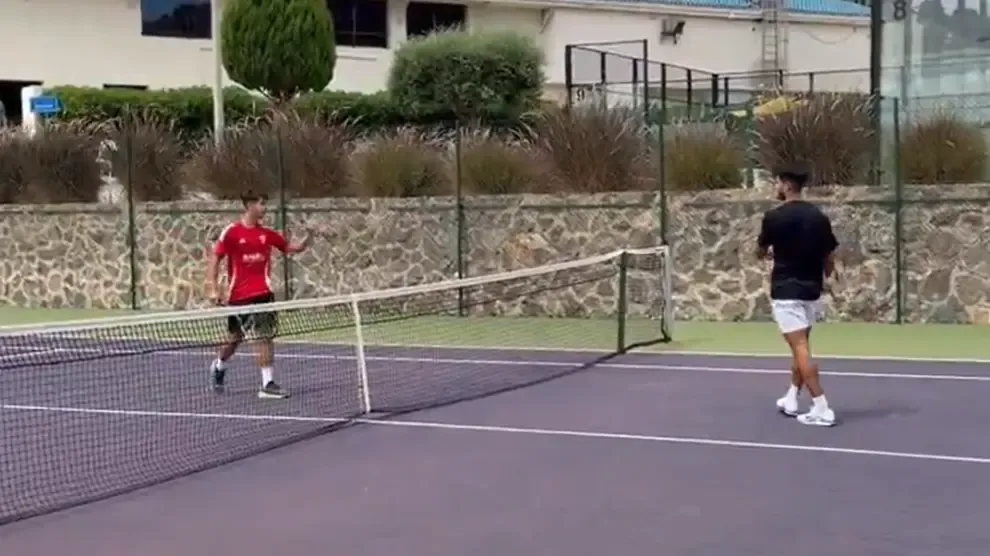 El entrenamiento con pique entre Carlos Alcaraz y su hermano pequeño Sergio viral en redes sociales