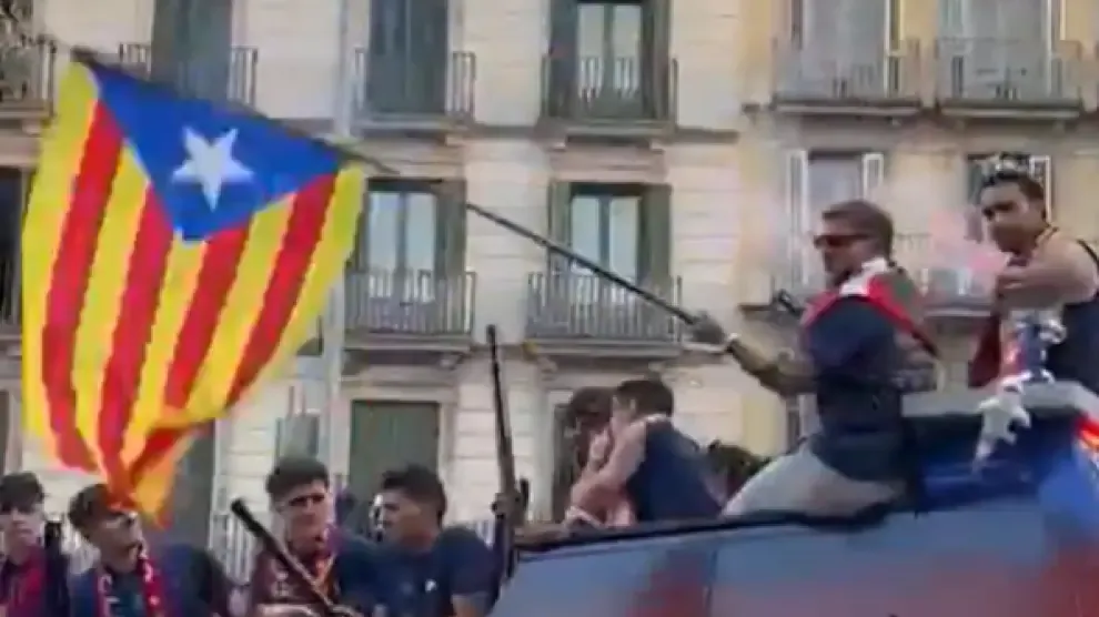Lluvia de críticas a Íñigo Martínez por ondear una estelada durante la rúa del Barça: "Que no vuelva a la selección española"