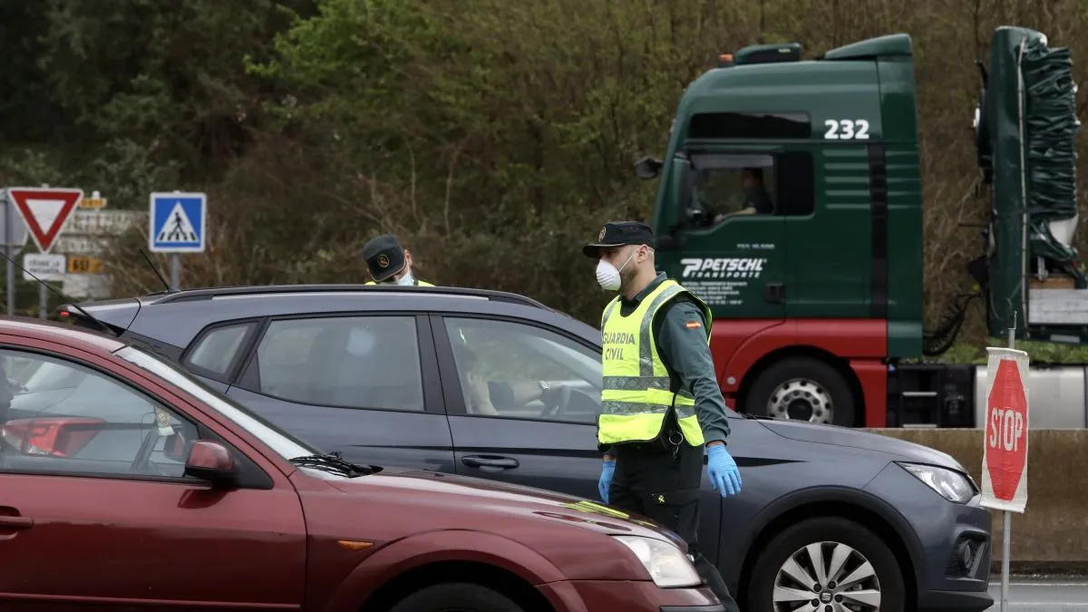 Un ciclista borracho cae a una acequia mientras burlaba el confinamiento