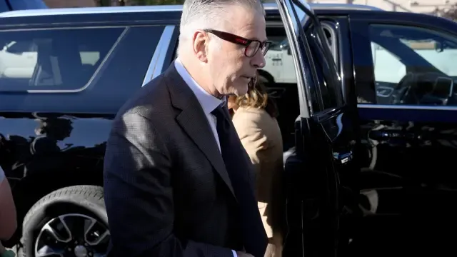Un jurado con mayoría femenina juzgará a Alec Baldwin: arrancan las declaraciones
