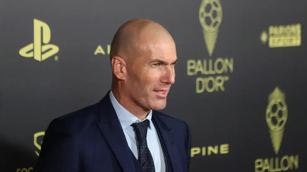 
         La gran oportunidad que tanto esperaba Zinedine Zidane: la marcha de Deschamps le abre las puertas de la selección francesa 
    