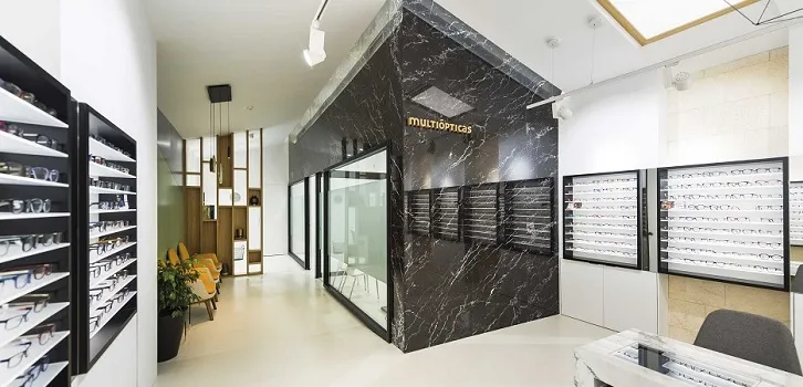 Multiópticas sigue acercándose a la moda y ficha a una ex Textil Lonia