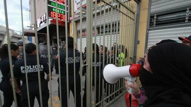 Mujeres bloquean calles próximas a una garita fronteriza de Tijuana con EE.UU.