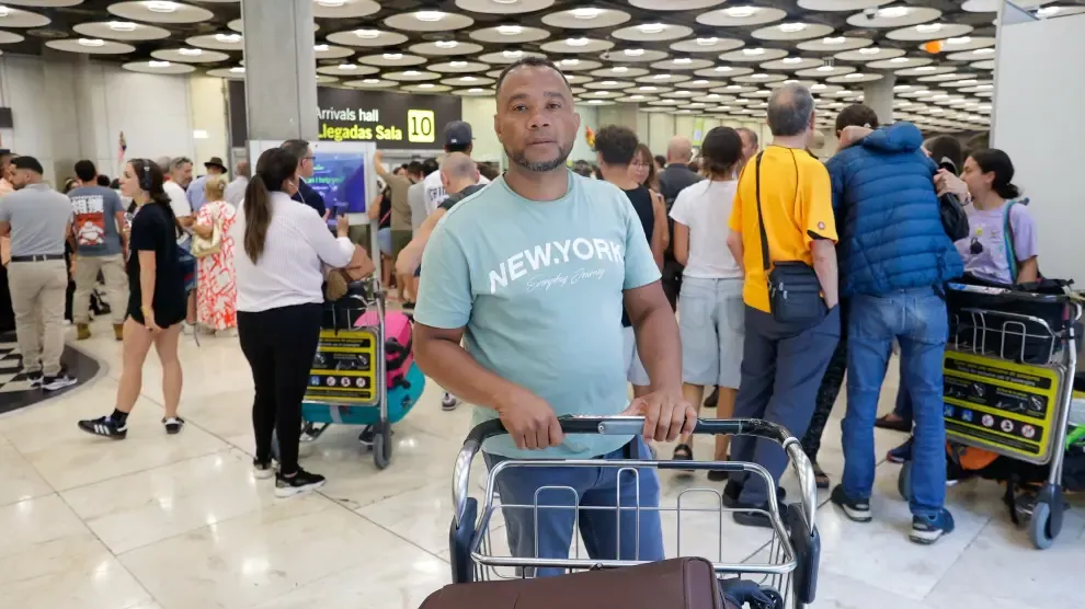 Desesperación y enfado de los viajeros en el colapso del aeropuerto: "Hemos estado cuatro horas esperando con gente tirada por el suelo"