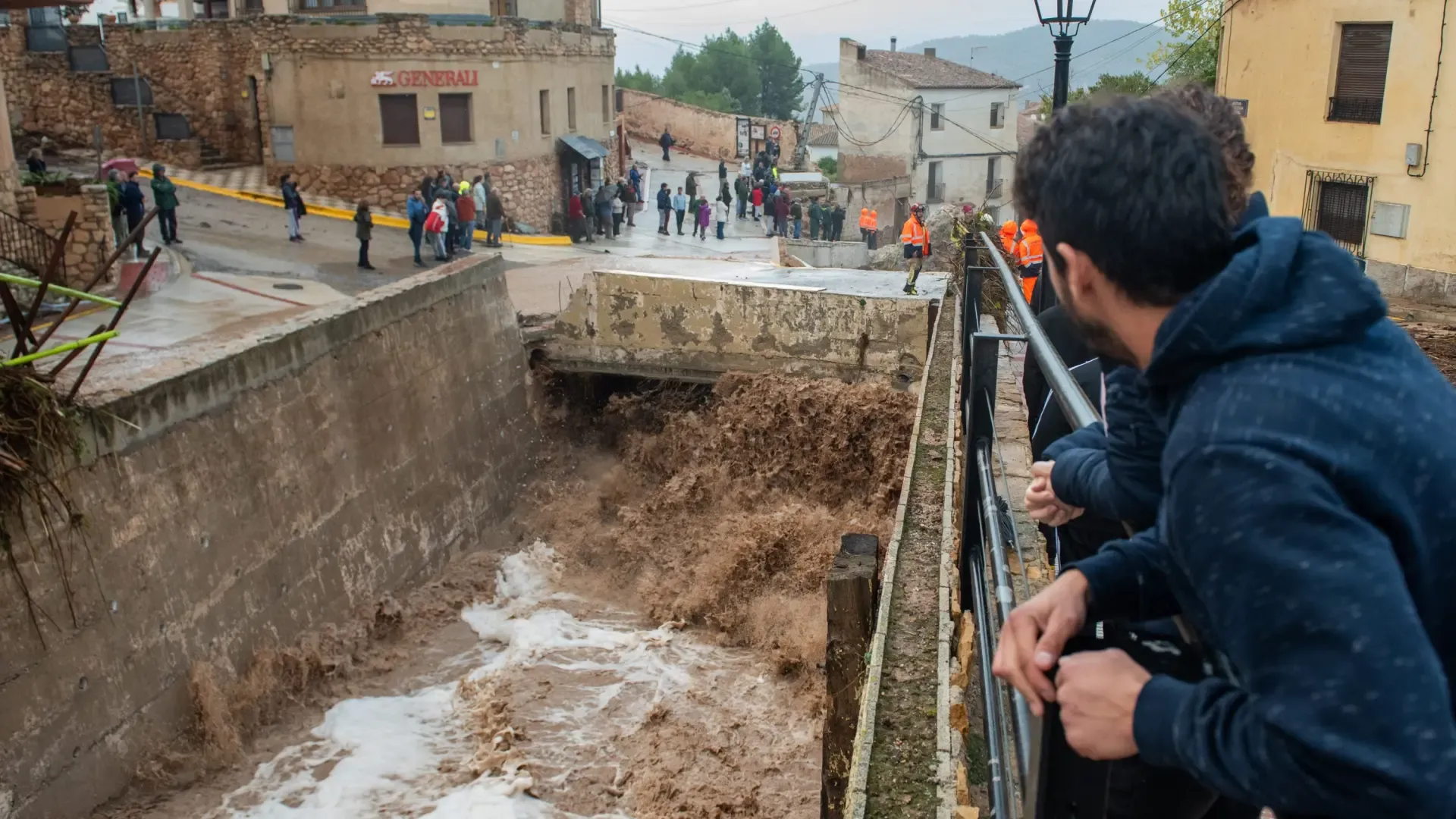 
         Fotogalería | Ríos desbordados, coches flotando... Las impactantes imágenes que deja la DANA 
    