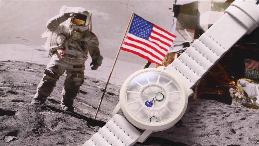 Este reloj de la NASA hecho con rocas de meteorito que muestra las fases lunares
