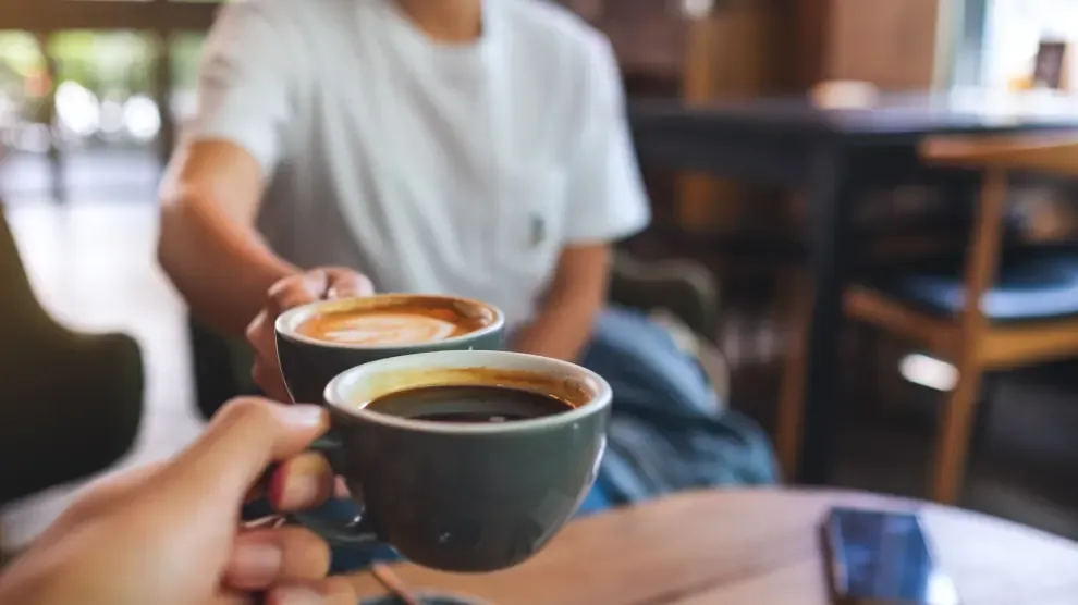 
         ¿En qué momento del día es más sano beber café? ¿Cuántas tazas? La ciencia responde 
    