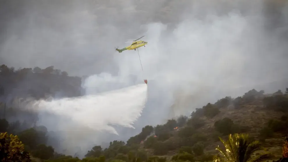 Reactivado el incendio que ha obligado a desalojar un centenar de viviendas en Córdoba