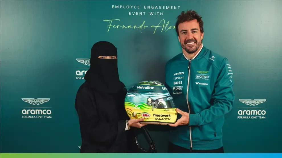 Críticas a Alonso y Aston Martin por la promoción de su casco: la diseñadora sale tapada con un burka