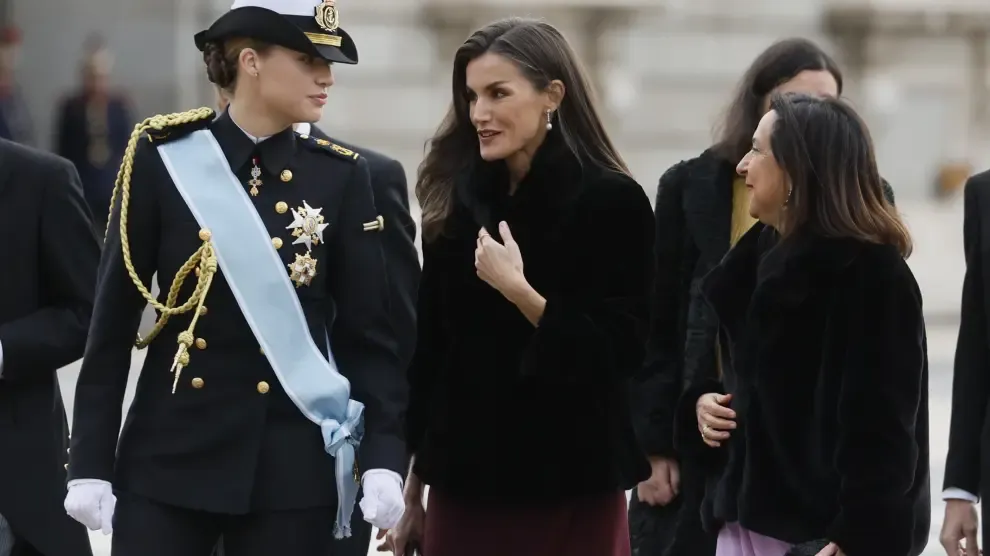 
         Margarita Robles le 'copia' el 'look' a la reina y van casi iguales a la Pascua Militar 
    