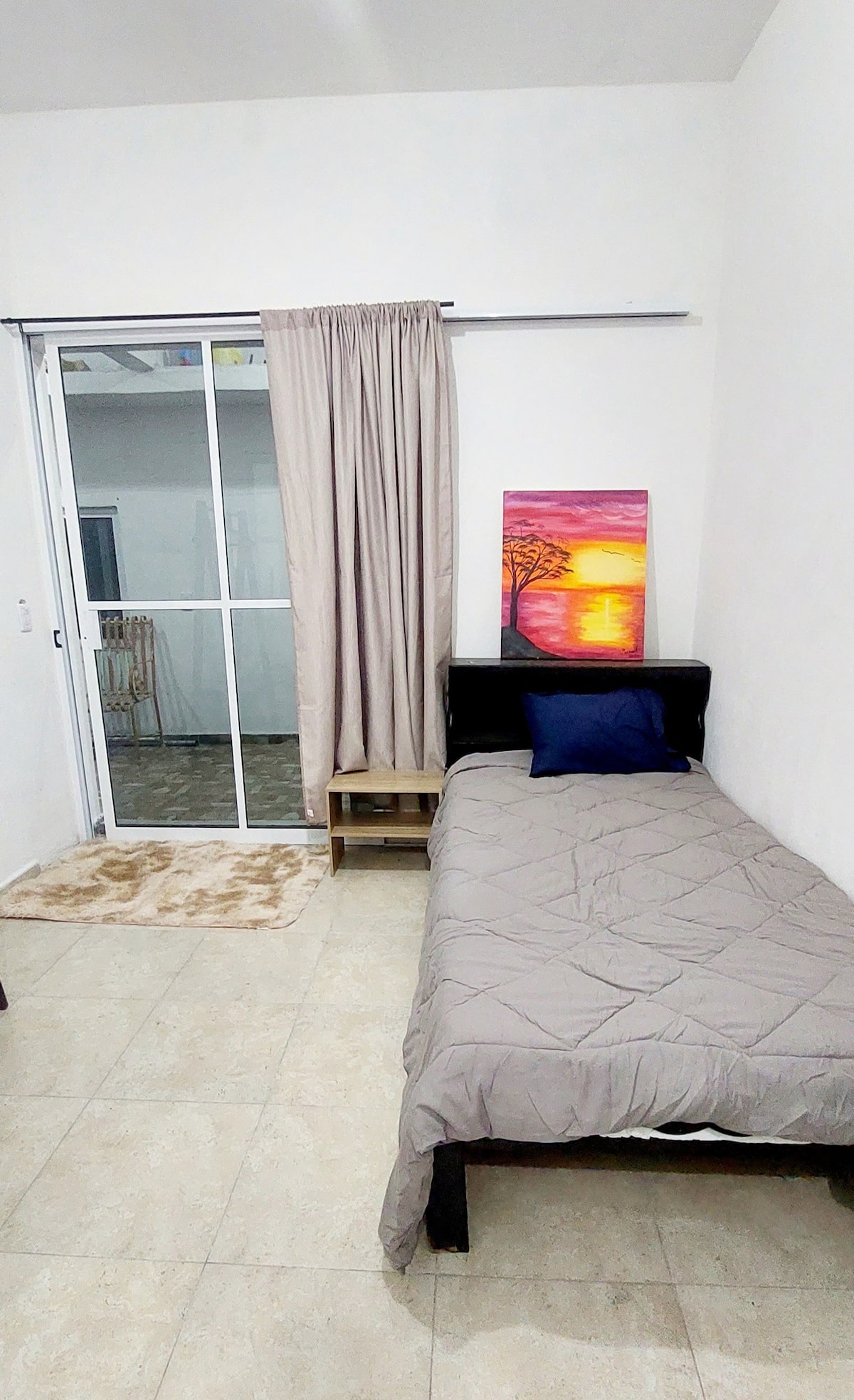 Rec&aacute;mara amueblada con ba&ntilde;o y amplias ventanas