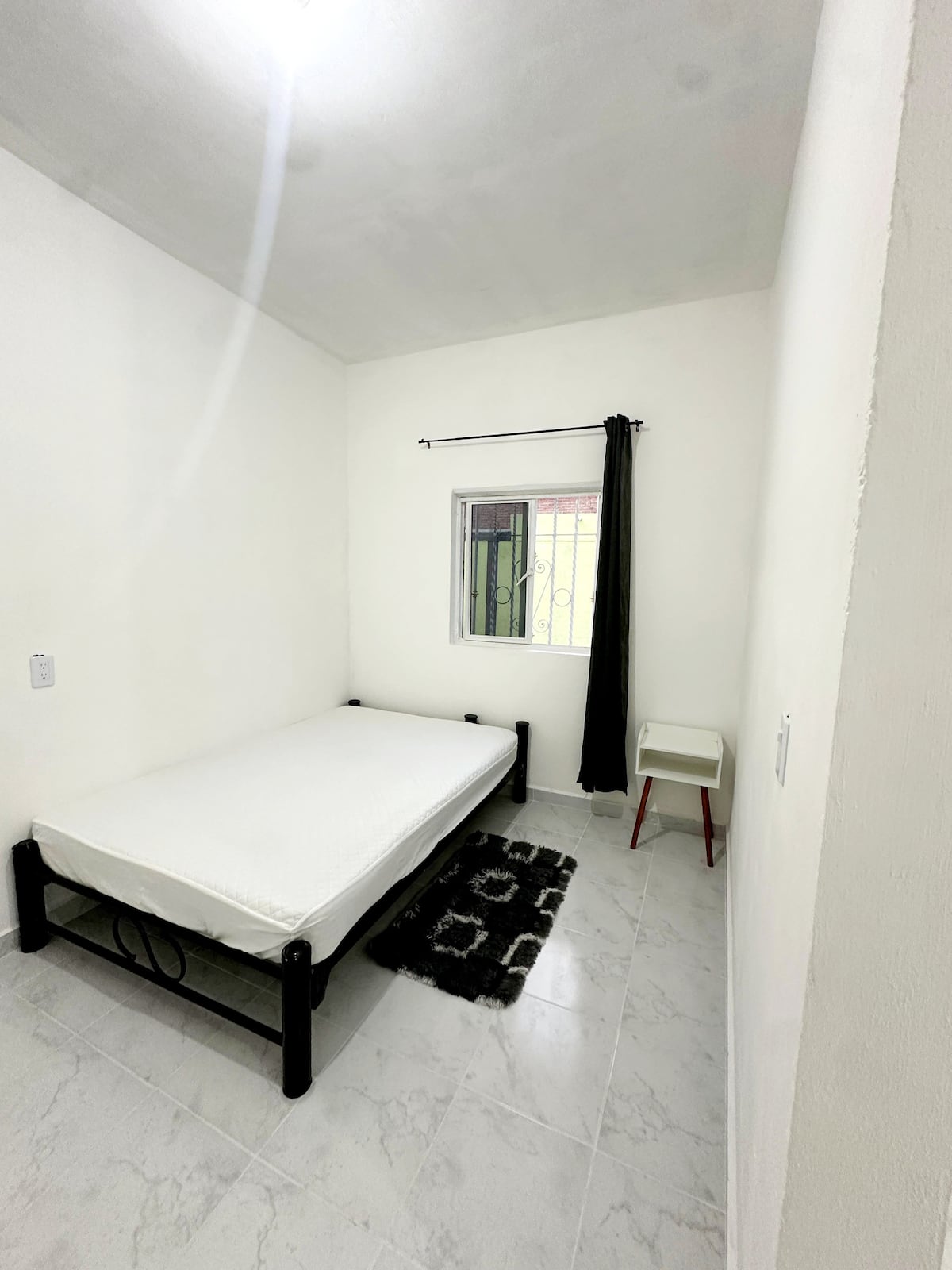 Rec&aacute;mara con ba&ntilde;o propio sobre calle principal