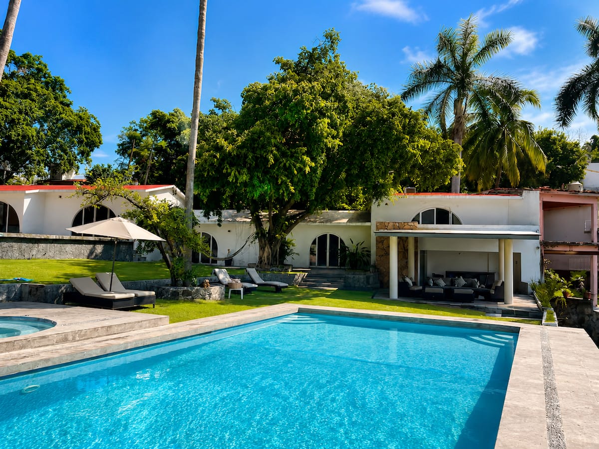 Casa con Acceso al Lago | Jard&iacute;n y Alberca Privada