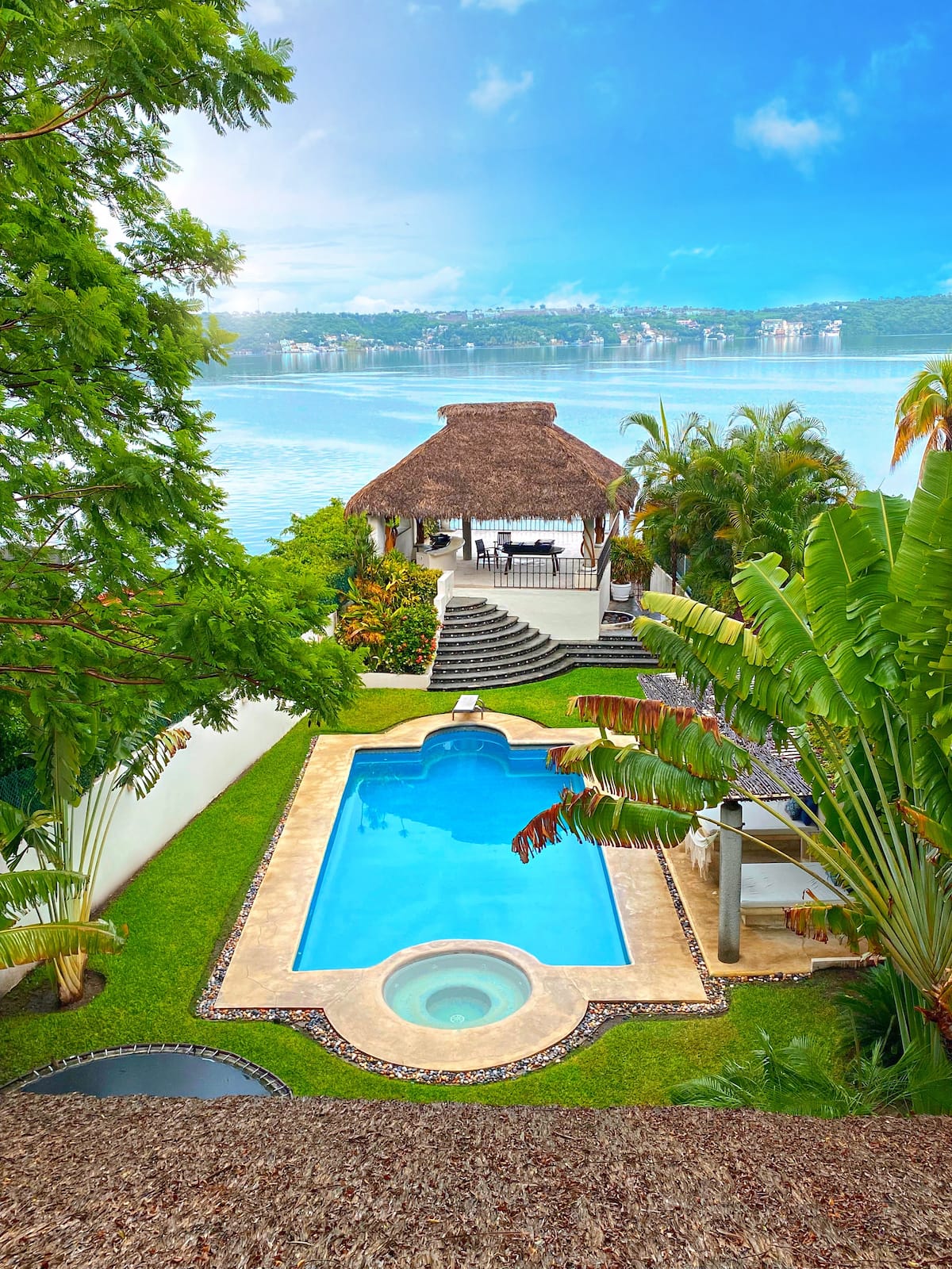 Para&iacute;so Tropical a orilla del lago de Teques