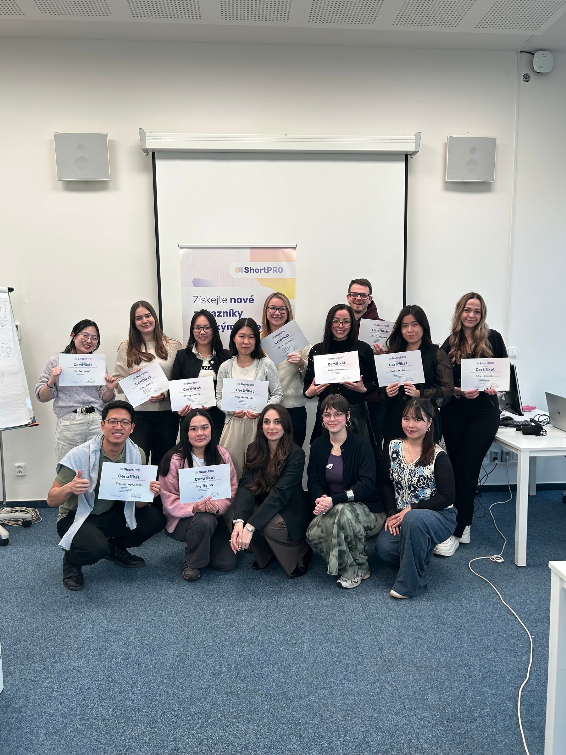 Tereza a účastníci workshopu se certifikáty v agentuře ShortPRO.